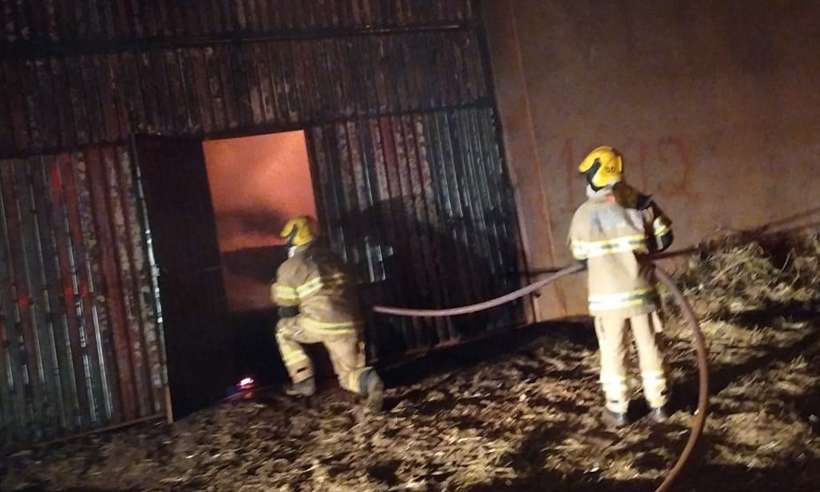 Vídeo: bombeiros precisam de mais de sete horas para conter fogo em galpão