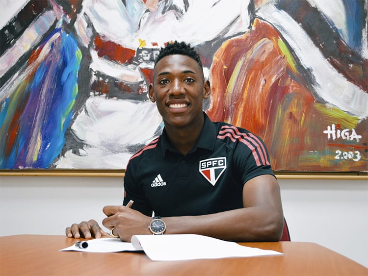 São Paulo acerta renovação de contrato com o lateral-esquerdo Léo