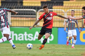 Athletico-PR vira, goleia Fluminense em Volta Redonda e segue vice-líder