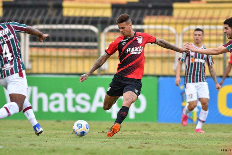 Athletico-PR vira, goleia Fluminense em Volta Redonda e segue vice-líder