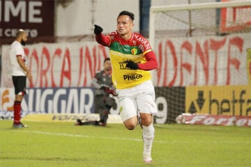 Artilheiro marca, Brusque vence Brasil de Pelotas e volta ao G4 na Série B