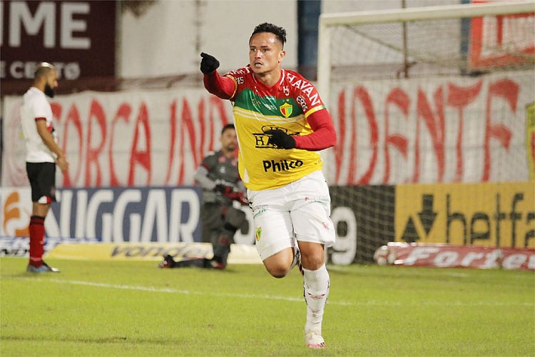 Artilheiro marca, Brusque vence Brasil de Pelotas e volta ao G4 na Série B