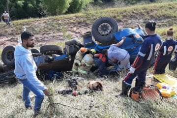Motorista morre após caminhão capotar em ribanceira na MGC-120