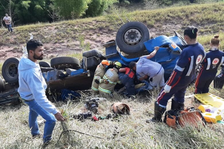 Motorista morre após caminhão capotar em ribanceira na MGC-120