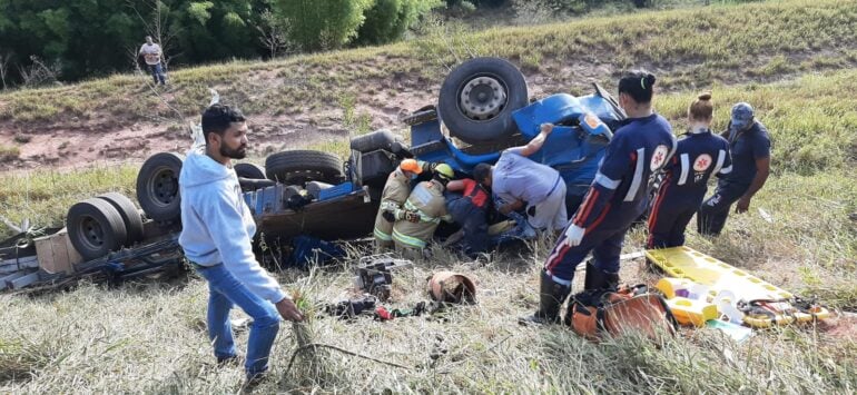Motorista morre após caminhão capotar em ribanceira na MGC-120