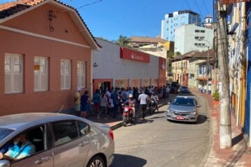 Sextou com fila: itabiranos se aglomeram nas agências bancárias