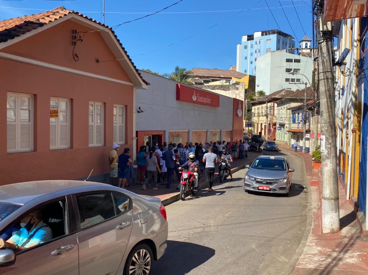 Sextou com fila: itabiranos se aglomeram nas agências bancárias