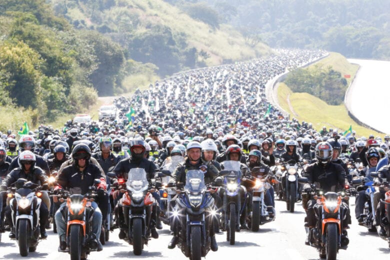Motociata em SP leva grande número de apoiadores de Bolsonaro às ruas