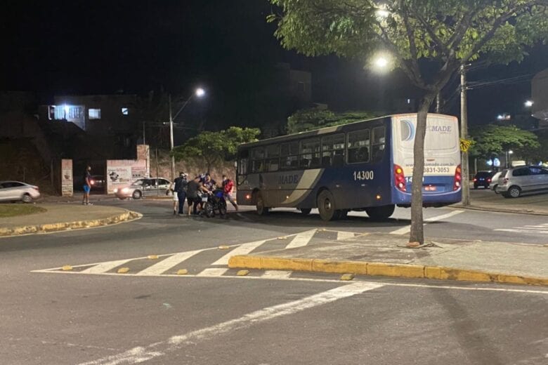 Ônibus avança em parada obrigatória e se choca com moto na Mauro Ribeiro