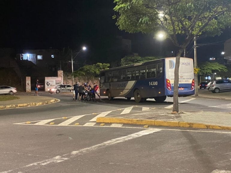 Ônibus avança em parada obrigatória e se choca com moto na Mauro Ribeiro