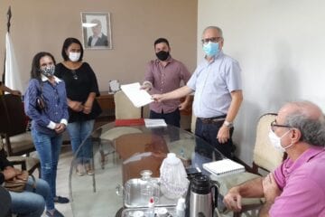 Dr. Laércio recebe abaixo-assinado com pedido de melhoria em iluminação