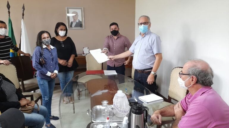 Dr. Laércio recebe abaixo-assinado com pedido de melhoria em iluminação