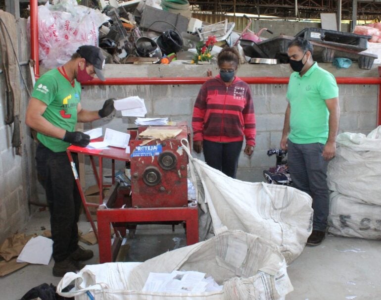 Câmara de Monlevade entrega a Atlimarjom materiais recicláveis