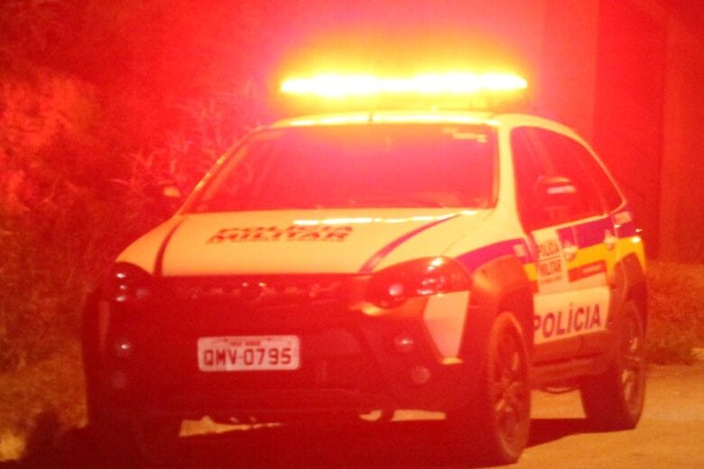 Motocicleta bate contra muro de residência no bairro Conceição