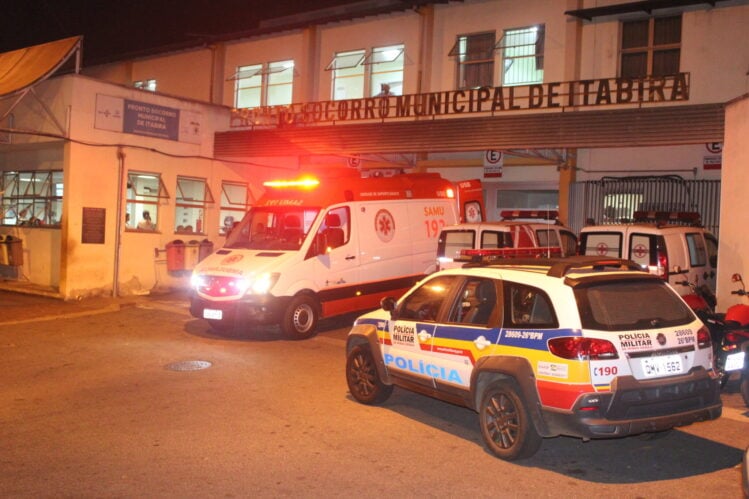 Batida entre motos deixa jovem com fratura exposta na perna, em Itabira