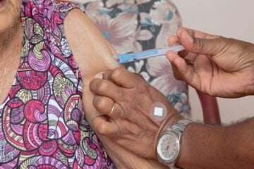 Covid-19: população em geral começa a ser vacinada em Nova Era