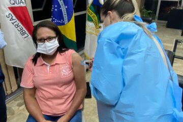 Monitora de creche é a primeira educadora imunizada contra a Covid-19 em Itabira