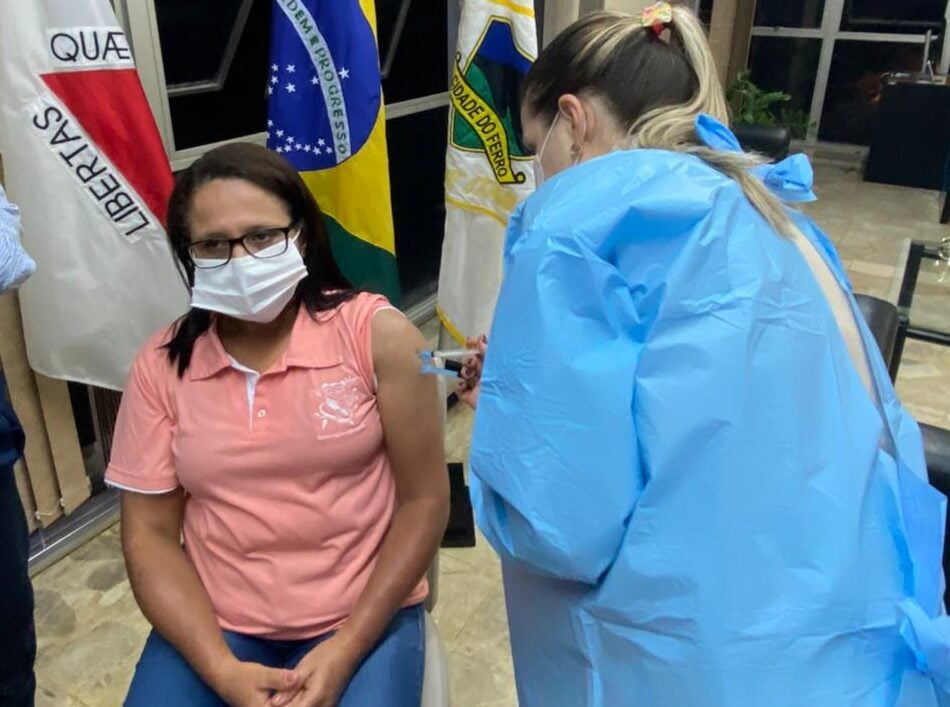 Monitora de creche é a primeira educadora imunizada contra a Covid-19 em Itabira
