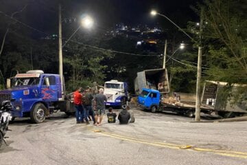 Carreta acidentada continua obstruindo o trânsito na alameda