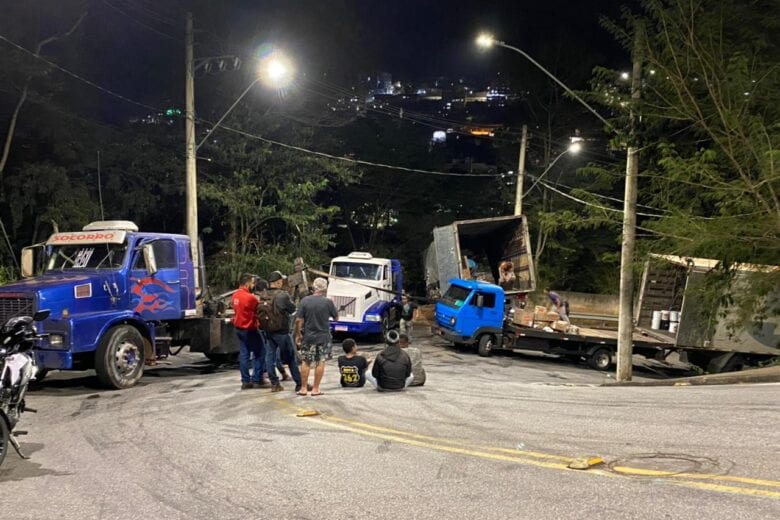 Carreta acidentada continua obstruindo o trânsito na alameda