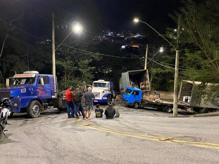 Carreta acidentada continua obstruindo o trânsito na alameda