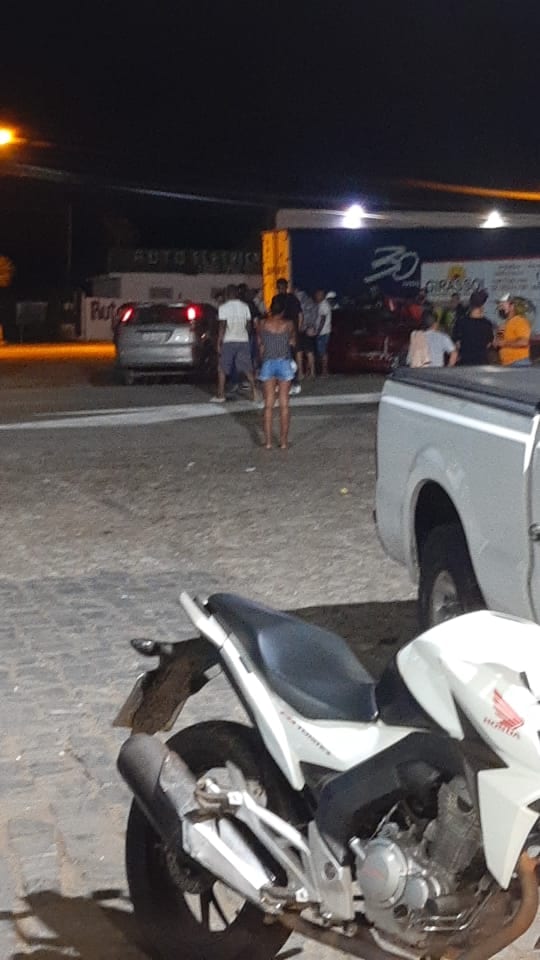 Vídeo: Colisão entre carros deixa vítimas presas às ferragens na BR-381 em Nova Era
