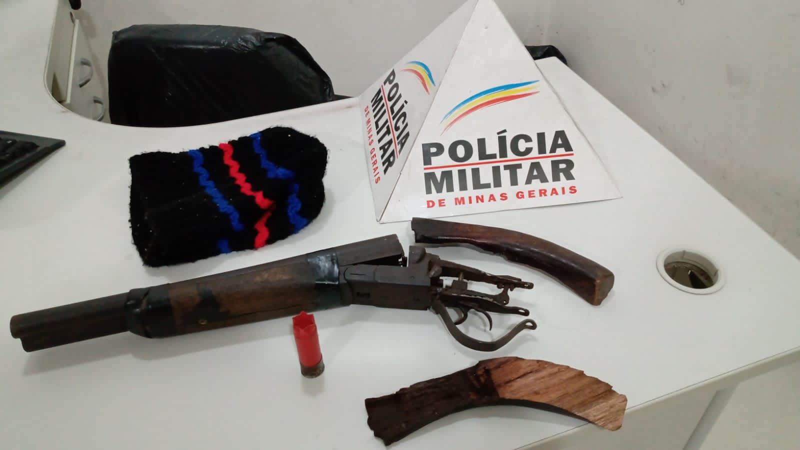 Comerciante reage e toma arma de assaltante no Fênix