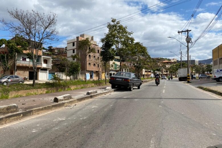 Inabilitado perde o controle e invade calçada na avenida Cristina Gazire