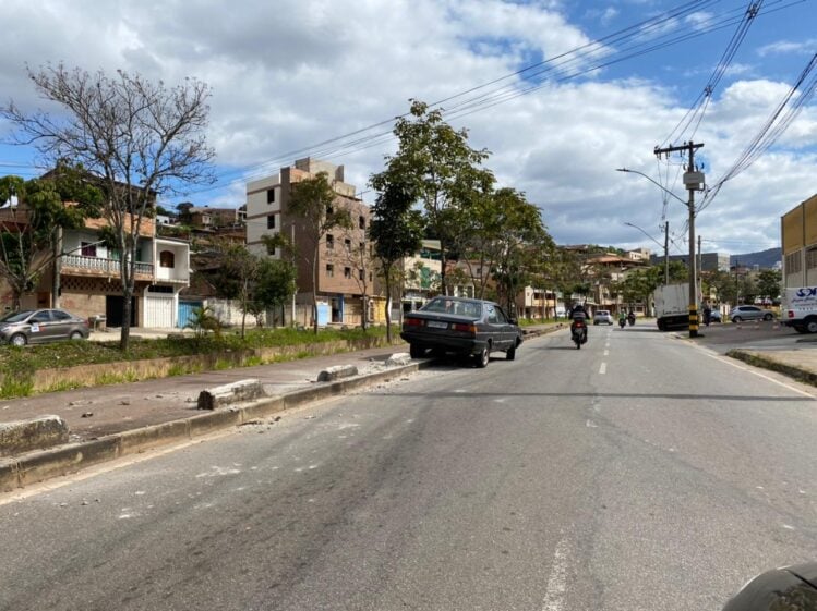 Inabilitado perde o controle e invade calçada na avenida Cristina Gazire