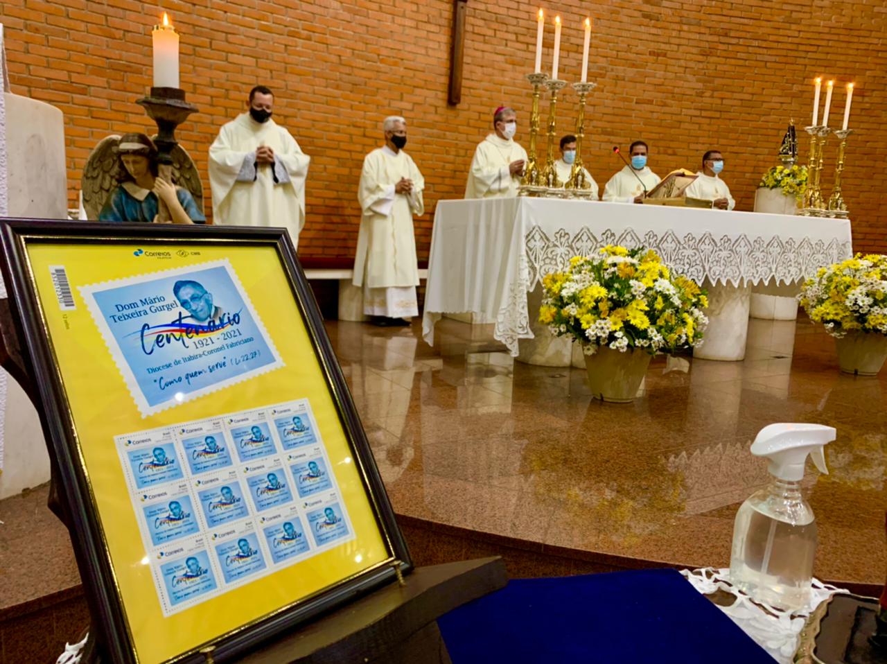 Selo postal é lançado em homenagem ao centenário de Dom Mário Gurgel