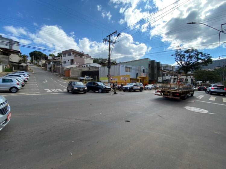 Acidente na rua Juca Machado deixa motociclista ferido