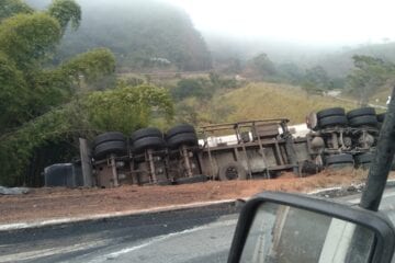 Carreta carregada com carvão tomba na estrada de Nova Era