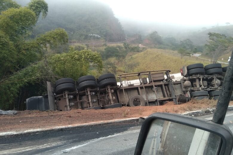 Carreta carregada com carvão tomba na estrada de Nova Era