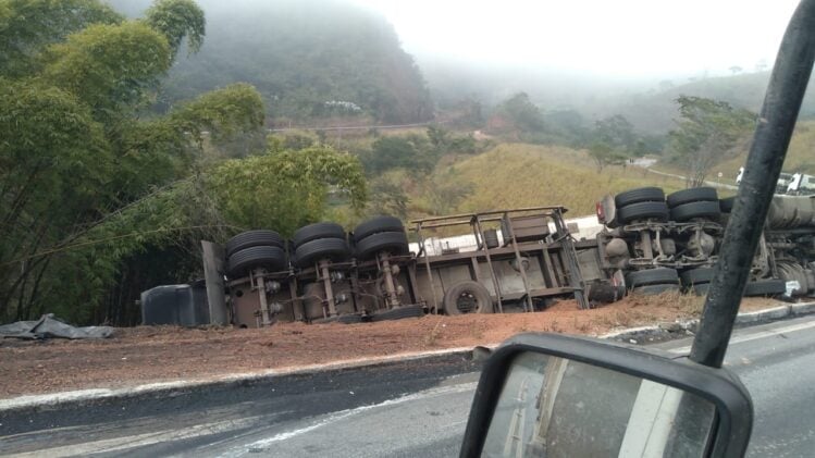 Carreta carregada com carvão tomba na estrada de Nova Era