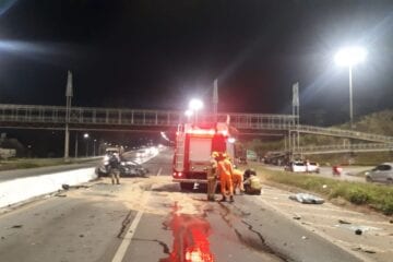 Duas pessoas morrem após carro capotar e pegar fogo na BR-381