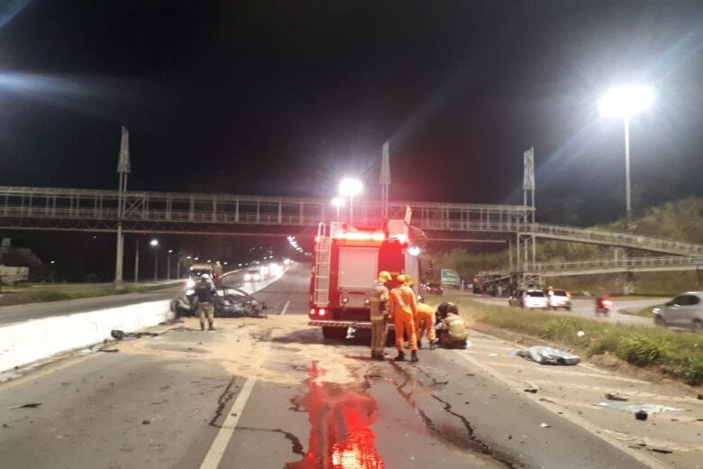 Duas pessoas morrem após carro capotar e pegar fogo na BR-381