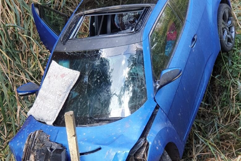Carro com quatro pessoas capota em ribanceira na MGC-120