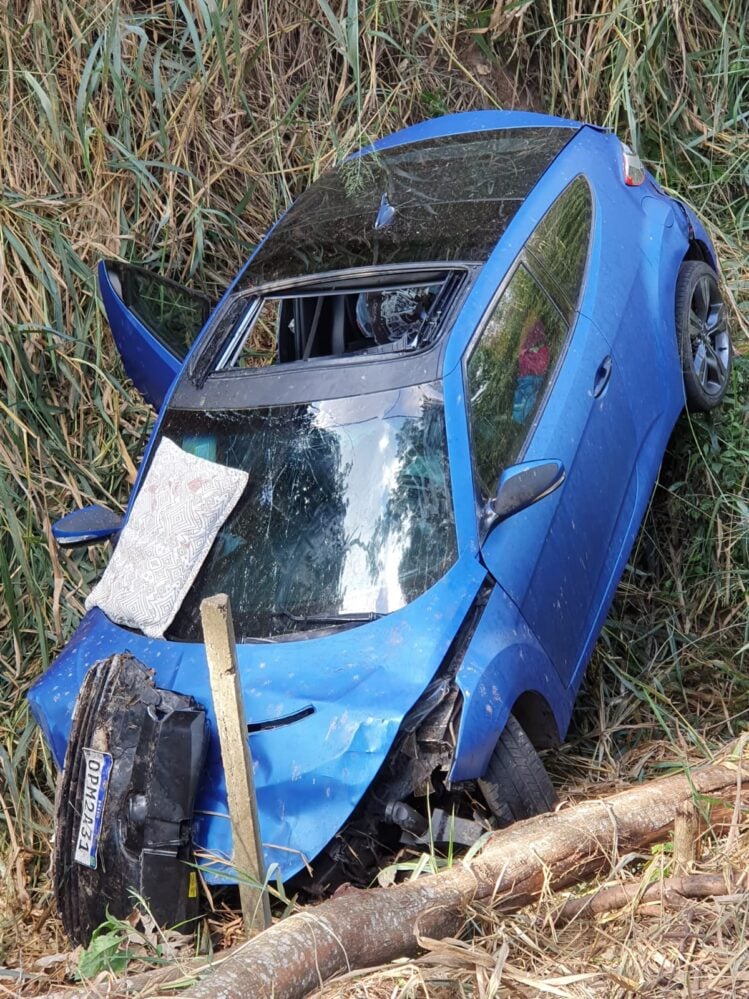 Carro com quatro pessoas capota em ribanceira na MGC-120