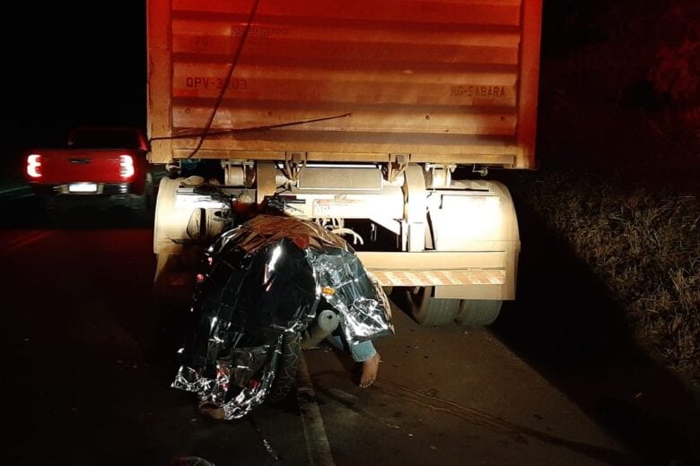 Acidente grave: mulher bate com moto na traseira de carreta
