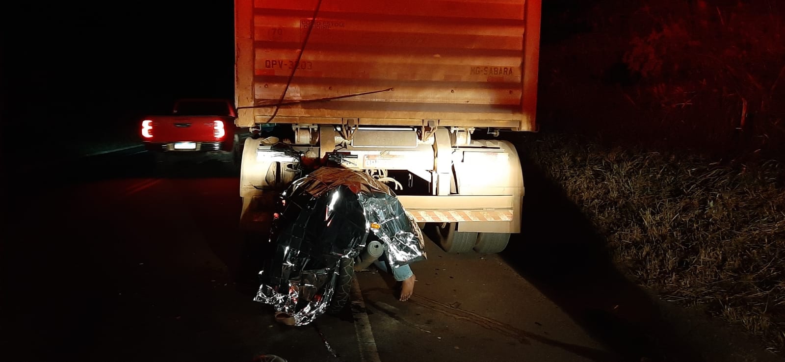 Acidente grave: mulher bate com moto na traseira de carreta
