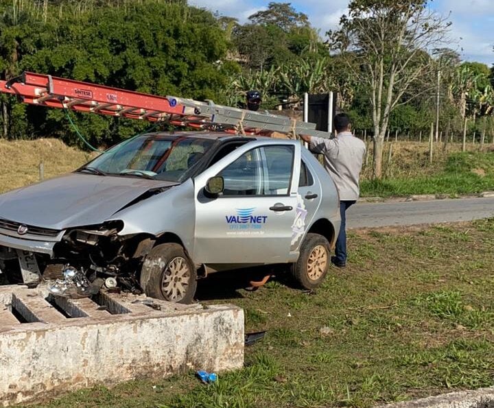 Motorista fica ferido em acidente na avenida Li Guerra