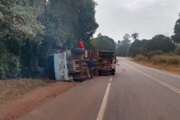Motorista sofre provável fratura ao tombar caminhão na MG-434