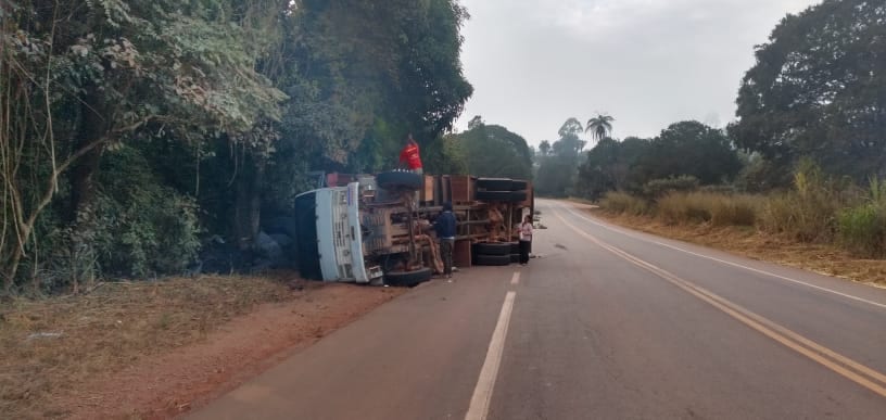 Motorista sofre provável fratura ao tombar caminhão na MG-434