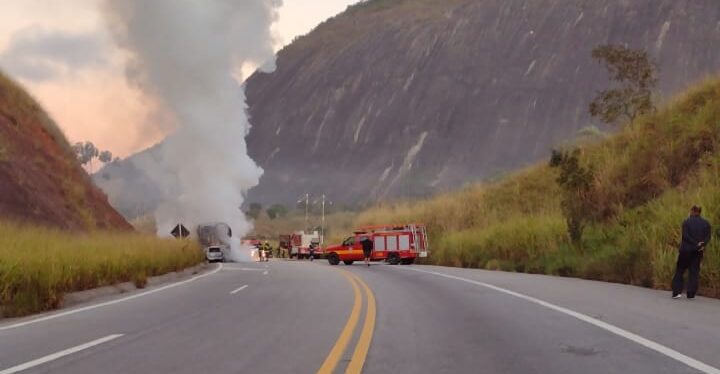 Motorista morre carbonizado após colisão frontal na BR-116