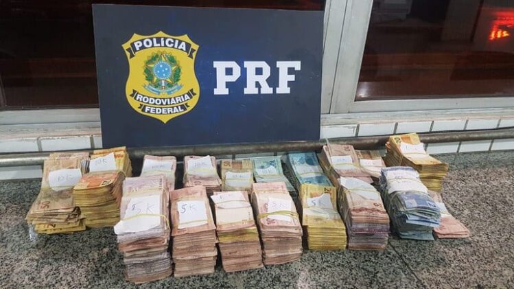 PRF apreende mais de R$ 100 mil durante fiscalização em Sabará