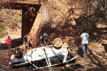 Bebê é encontrado vivo entre os corpos dos pais após carro cair de ponte