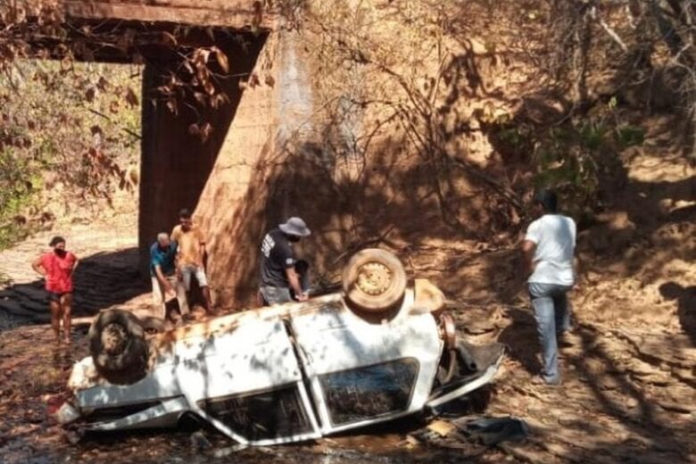 Bebê é encontrado vivo entre os corpos dos pais após carro cair de ponte