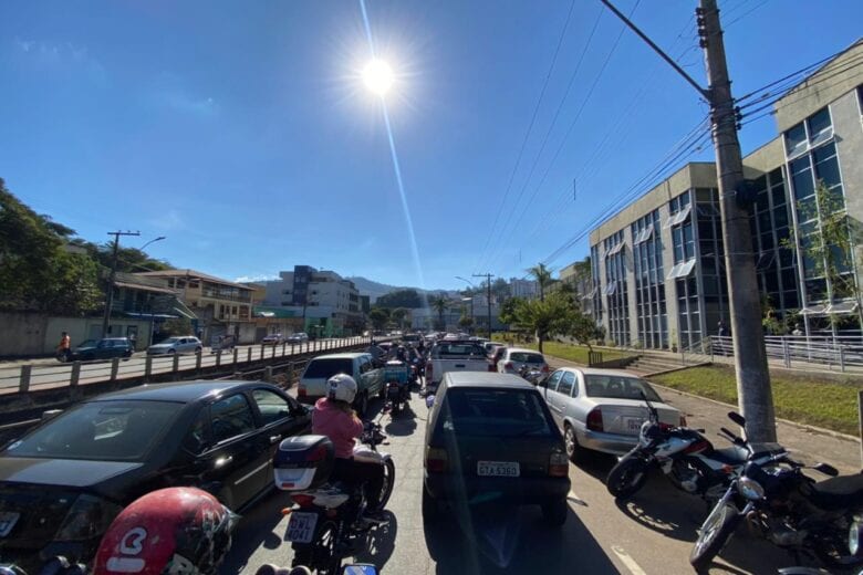 Atenção, motoristas: centro de Itabira registra trânsito caótico na tarde desta quinta