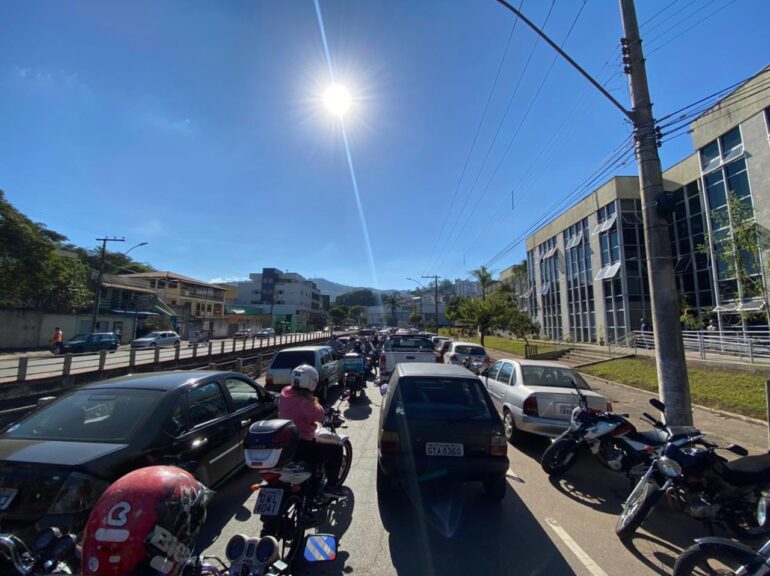 Atenção, motoristas: centro de Itabira registra trânsito caótico na tarde desta quinta