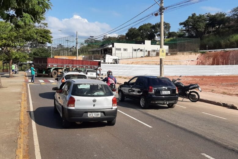 Carreta fica presa ao tentar fazer manobra e paralisa trânsito na avenida Mauro Ribeiro
